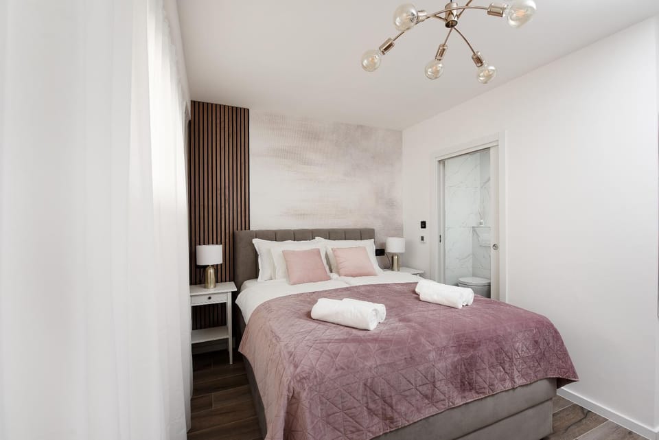 Bed, Photo of the whole room, Bedroom, towels