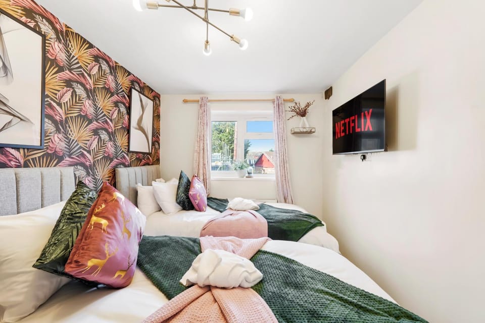 Designer House in Bristol - Hot Tub - Sleeps 10 Apartment in Bristol