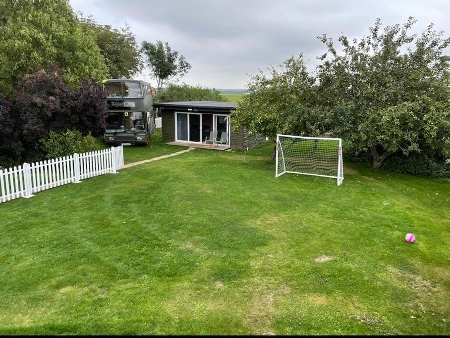 The Green Bus and the lodge Apartment in West Oxfordshire District