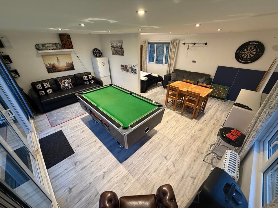 The Green Bus and the lodge Apartment in West Oxfordshire District