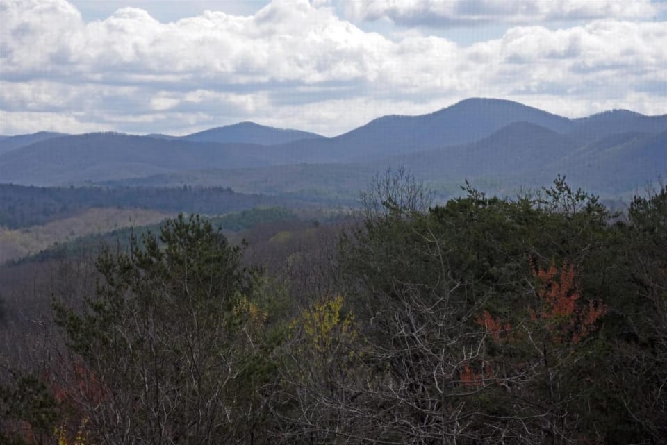 Point of View-Amazing Views-Hot Tub- Pool Table-Wifi-Firepit-Gas Fireplace House in Blue Ridge Lake