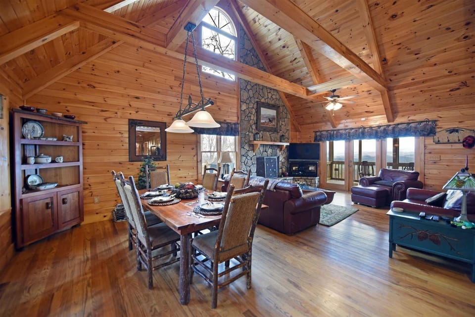 Point of View-Amazing Views-Hot Tub- Pool Table-Wifi-Firepit-Gas Fireplace House in Blue Ridge Lake
