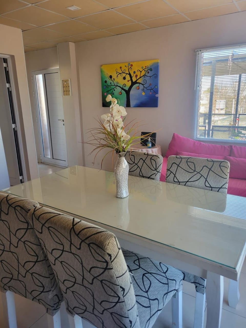 Kitchen or kitchenette, Living room, Seating area, Dining area