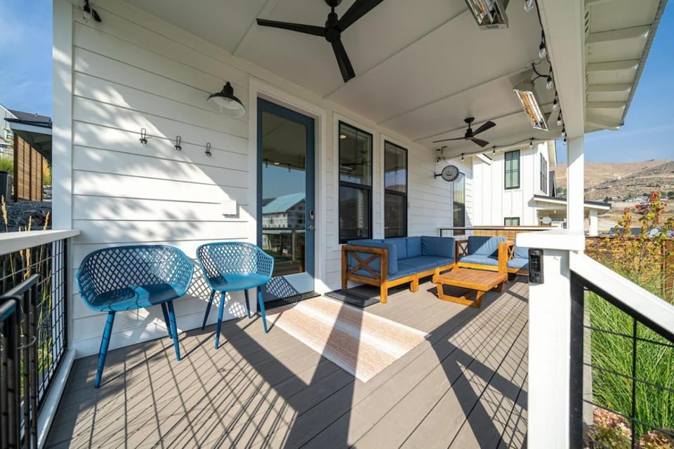 Dock Holiday with Carriage House #134 House in Chelan (In Town)
