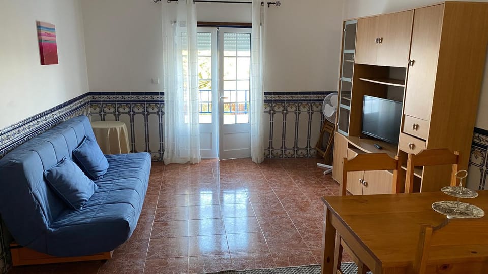 TV and multimedia, Kitchen or kitchenette, Living room, Seating area, Dining area
