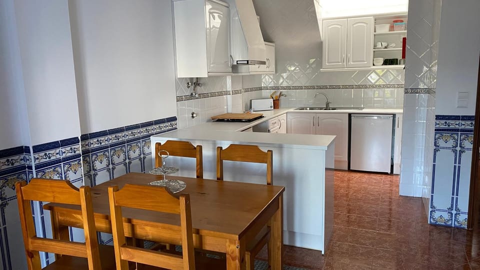 Kitchen or kitchenette, Dining area, minibar, stove