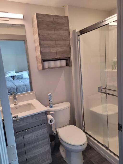 Lakeside studio with pool Apartment in Vernon