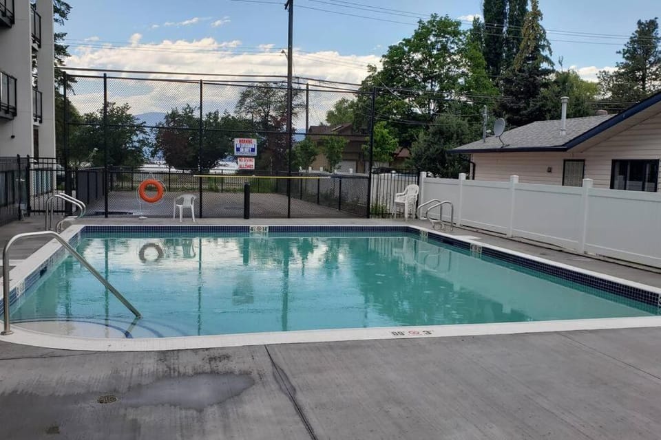 Lakeside studio with pool Apartment in Vernon