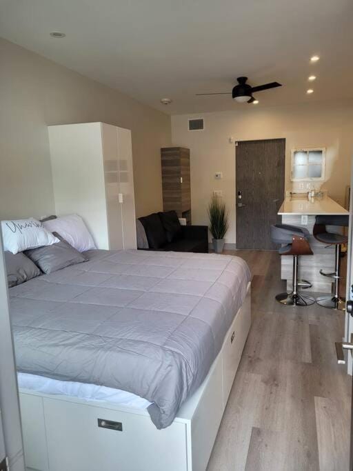 Lakeside studio with pool Apartment in Vernon