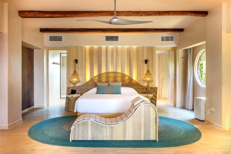 Bed, Photo of the whole room, fireplace, air conditioner