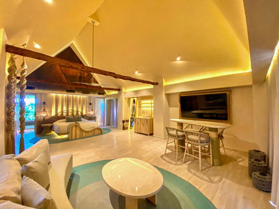 Bed, TV and multimedia, Living room, Photo of the whole room, Seating area, Bedroom, fireplace, oven
