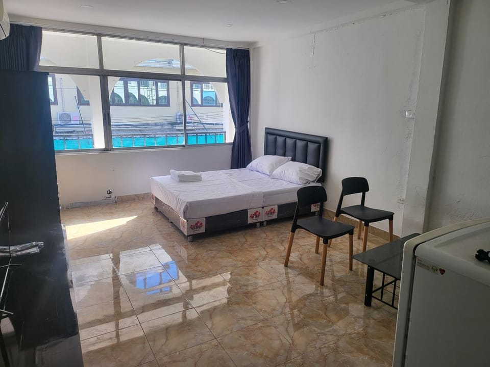 Bed, Seating area, Bedroom