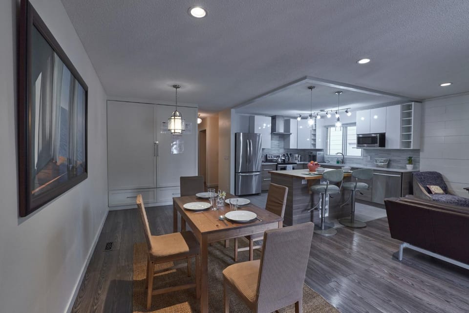 Kitchen or kitchenette, Seating area, Dining area, minibar, pet friendly