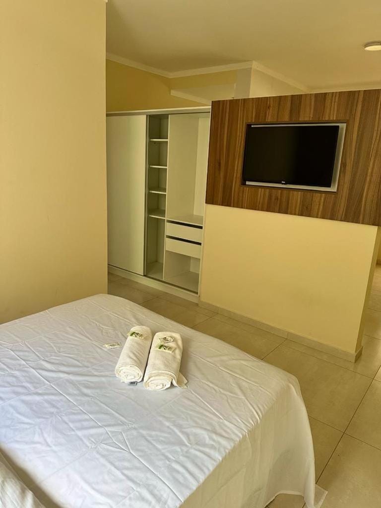 Bed, TV and multimedia, Bedroom, towels