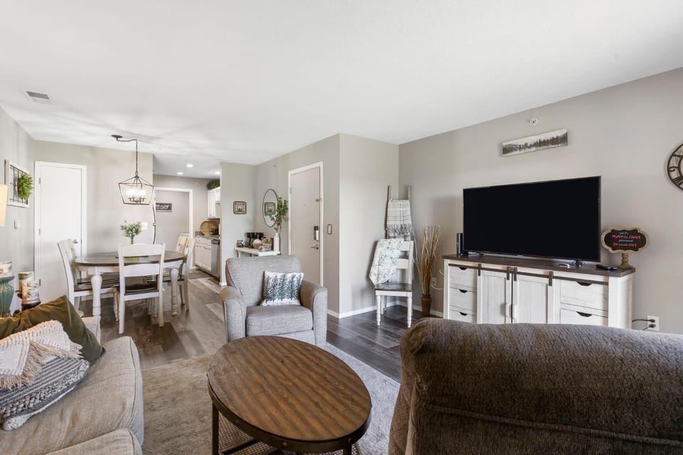 TV and multimedia, Kitchen or kitchenette, Living room, Photo of the whole room, Dining area