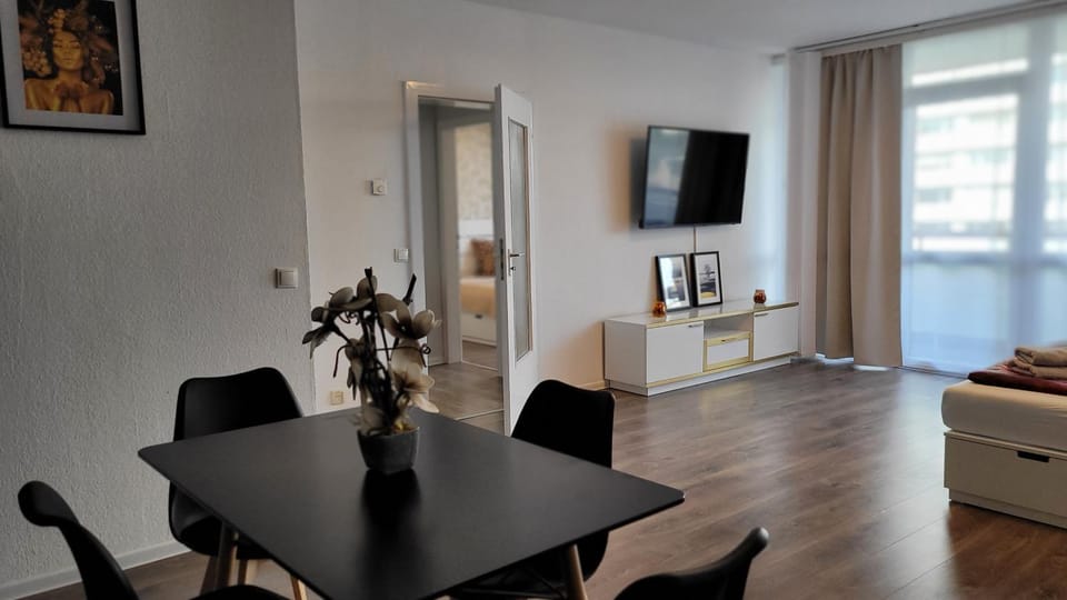 TV and multimedia, Living room, Seating area, Dining area