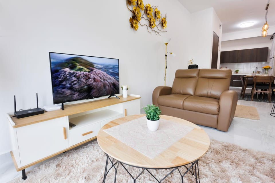 TV and multimedia, Living room, Seating area, Evening entertainment