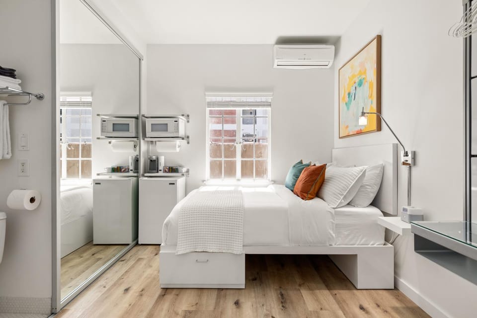Bed, Kitchen or kitchenette, Photo of the whole room, Bedroom, minibar, air conditioner