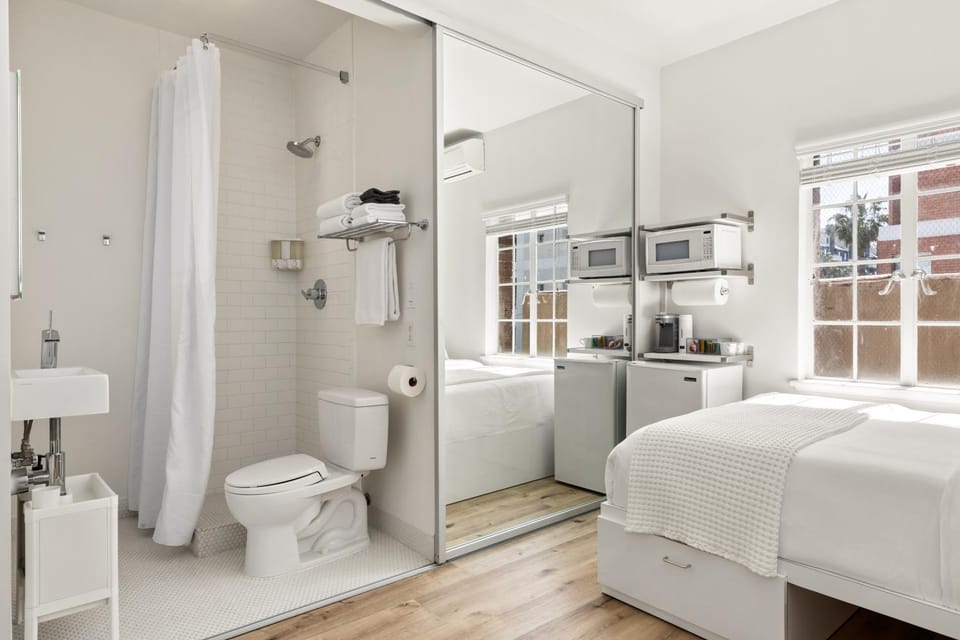 Shower, Toilet, Bed, Bathroom, Kitchen or kitchenette, Photo of the whole room, Bedroom, towels