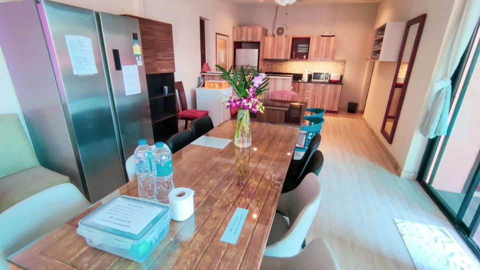 Kitchen or kitchenette, Seating area, Dining area, dishwasher, minibar, oven, stove