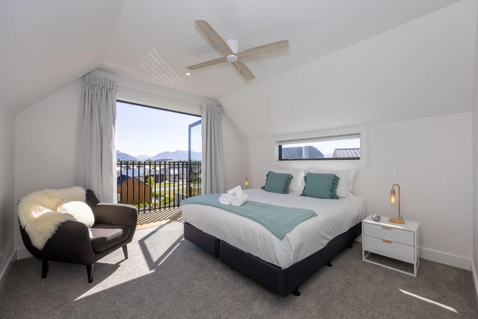 Balcony/Terrace, Kitchen or kitchenette, Lounge or bar, Location