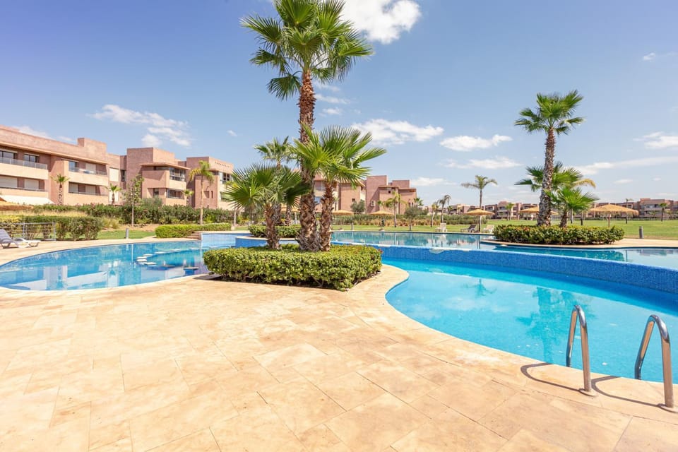 Property building, Day, Pool view, Swimming pool, sunbed