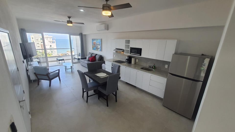 Kitchen or kitchenette, Dining area, minibar, pet friendly