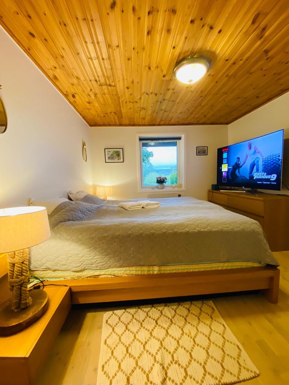 Bed, TV and multimedia, Photo of the whole room, Bedroom