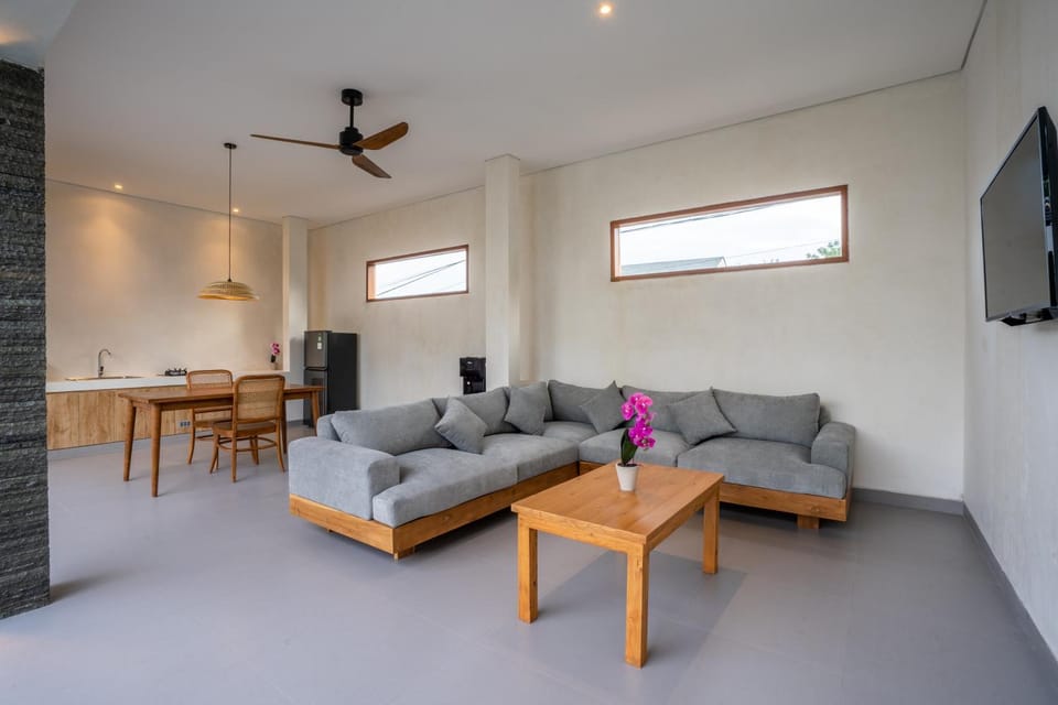Communal lounge/ TV room, TV and multimedia, Living room, Seating area, Dining area, fireplace