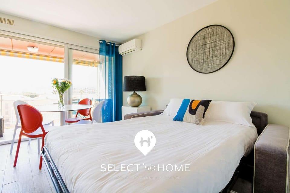 Bed, Living room, air conditioner
