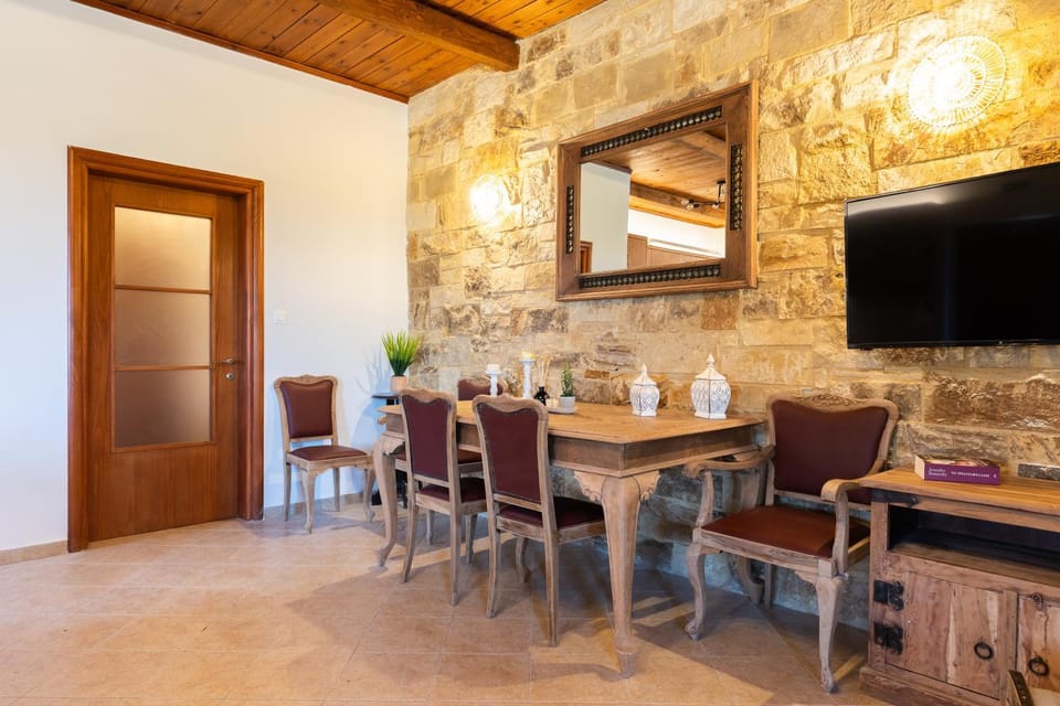 Seating area, Dining area