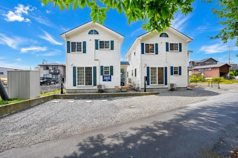 Property building, Day, Neighbourhood, Parking