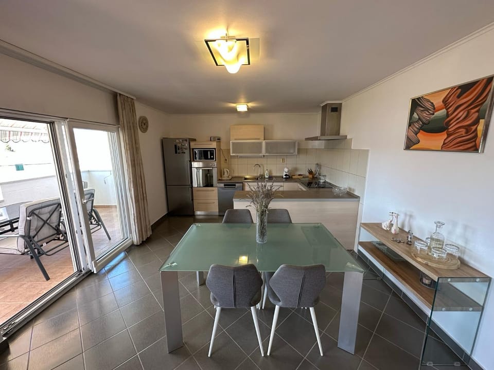 Apartment Mika 3 Bed and Breakfast in Okrug Gornji