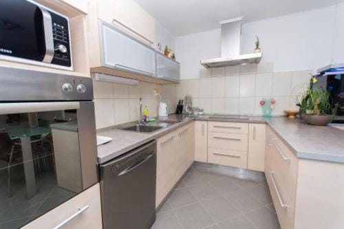 Apartment Mika 3 Bed and Breakfast in Okrug Gornji