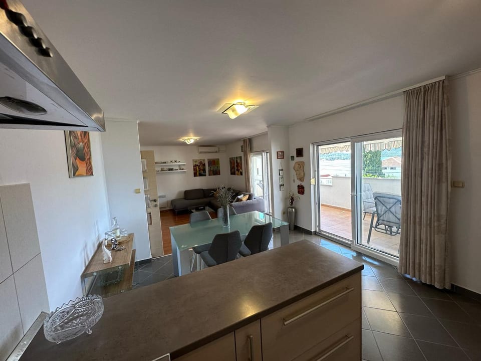 Apartment Mika 3 Bed and Breakfast in Okrug Gornji