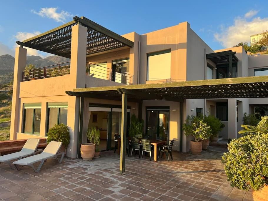 Property building, Balcony/Terrace, Seating area, sunbed