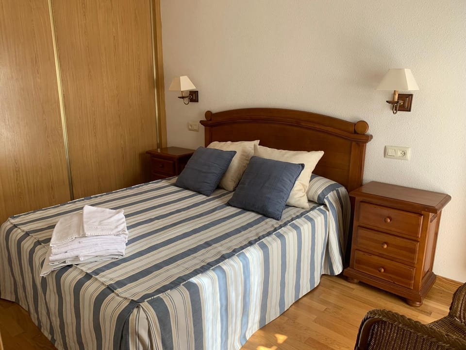 Bed, Photo of the whole room, Bedroom, wardrobe