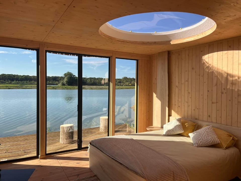Balcony/Terrace, Bedroom, Lake view