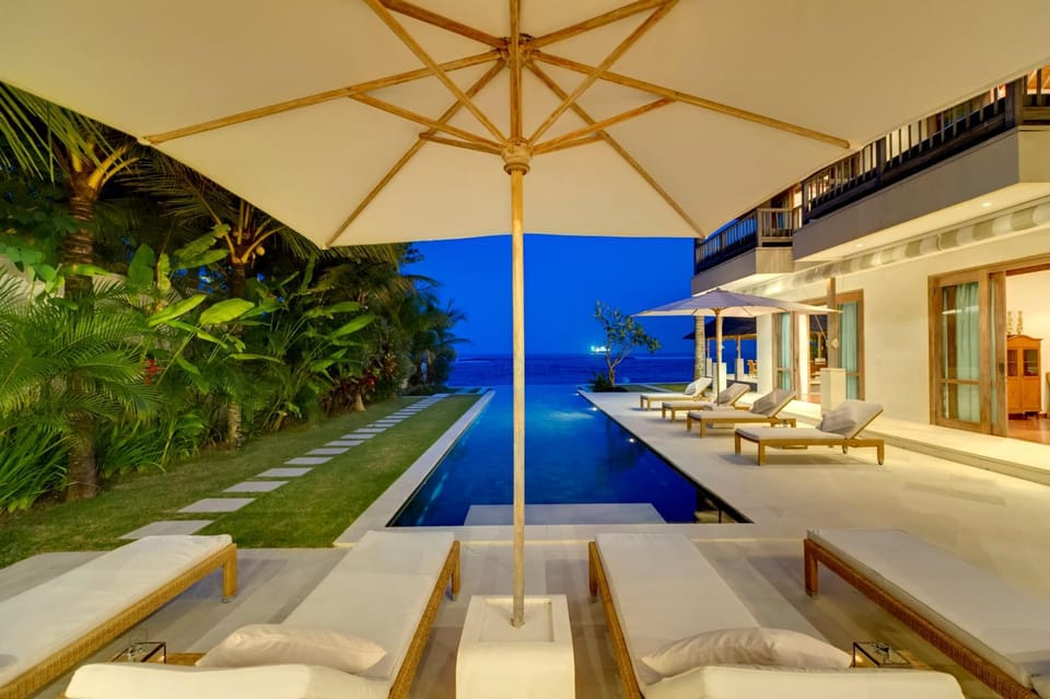 Pool view, Swimming pool, sunbed