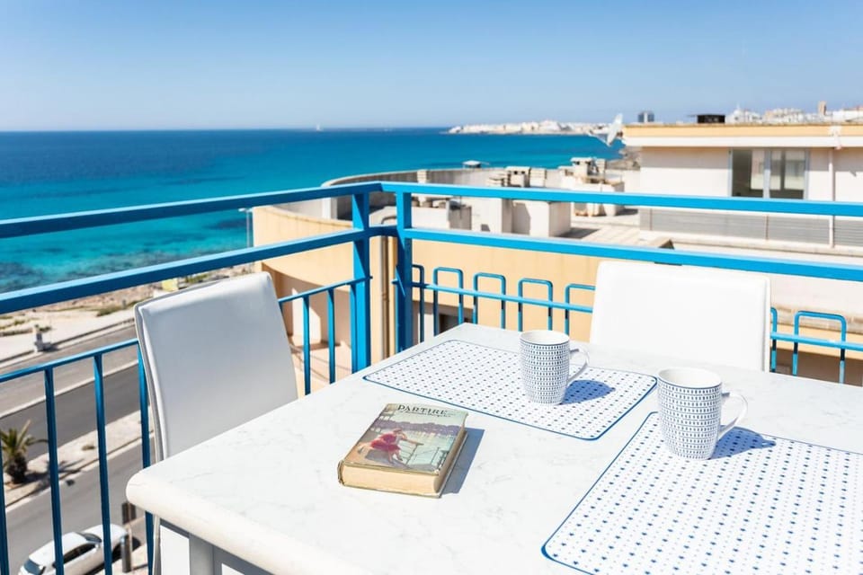 Natural landscape, View (from property/room), Balcony/Terrace, Dining area, Sea view