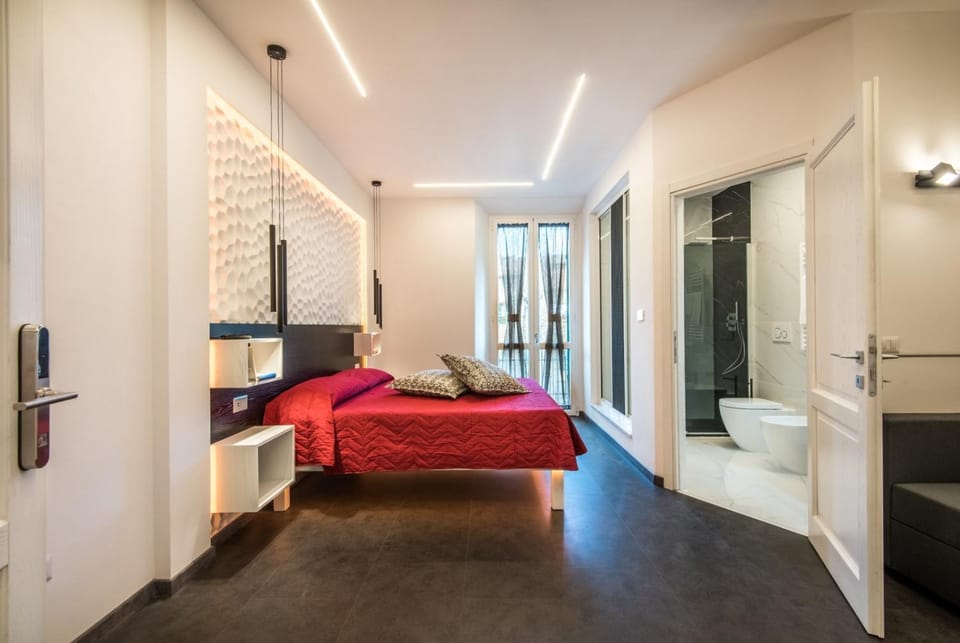 Shower, Toilet, Bed, Bathroom, Photo of the whole room, Bedroom