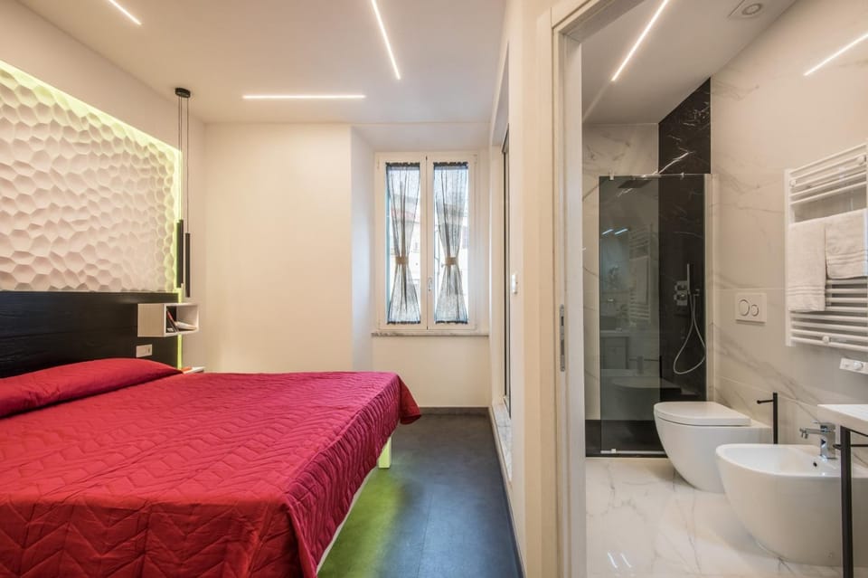 Shower, Toilet, Bed, Bathroom, Photo of the whole room, Bedroom, towels