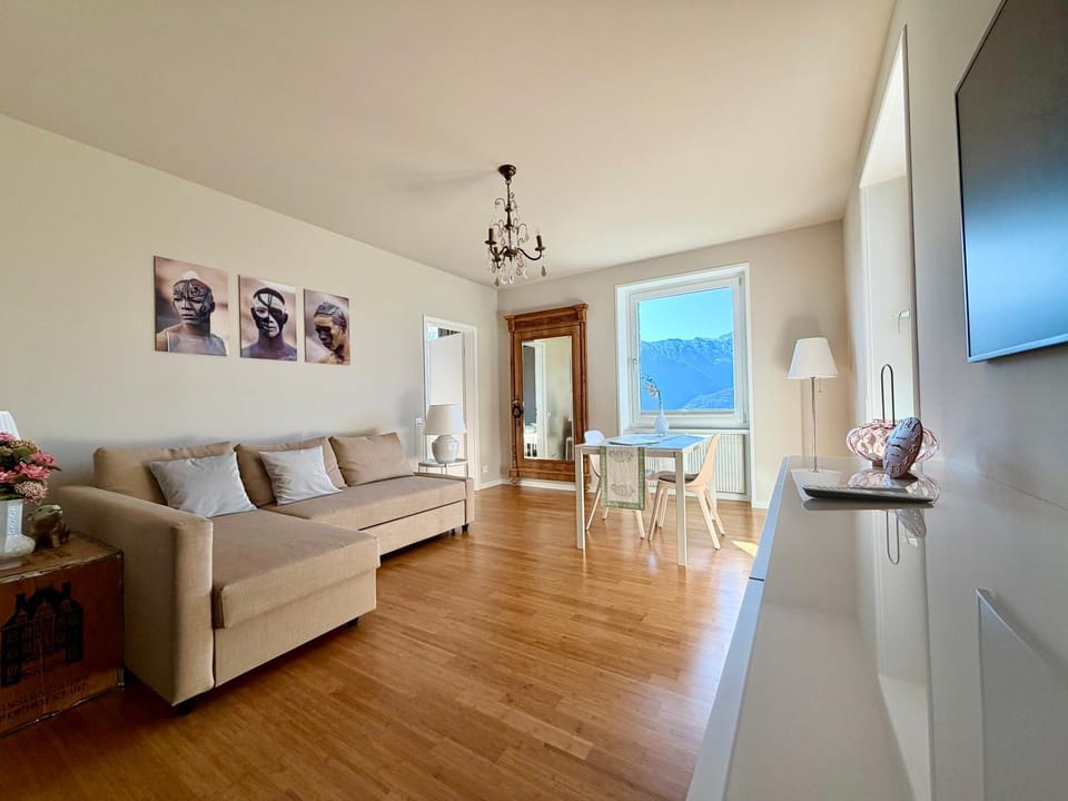 TV and multimedia, Living room, Dining area