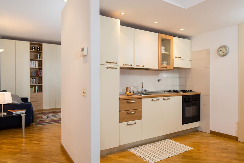 Kitchen or kitchenette, dishwasher, stove