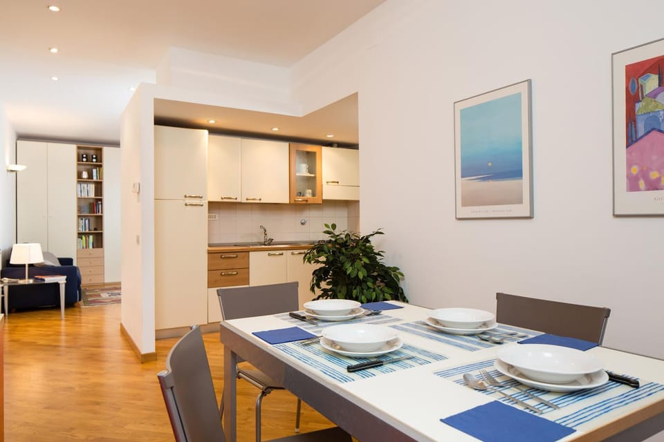 Kitchen or kitchenette, Dining area, stove