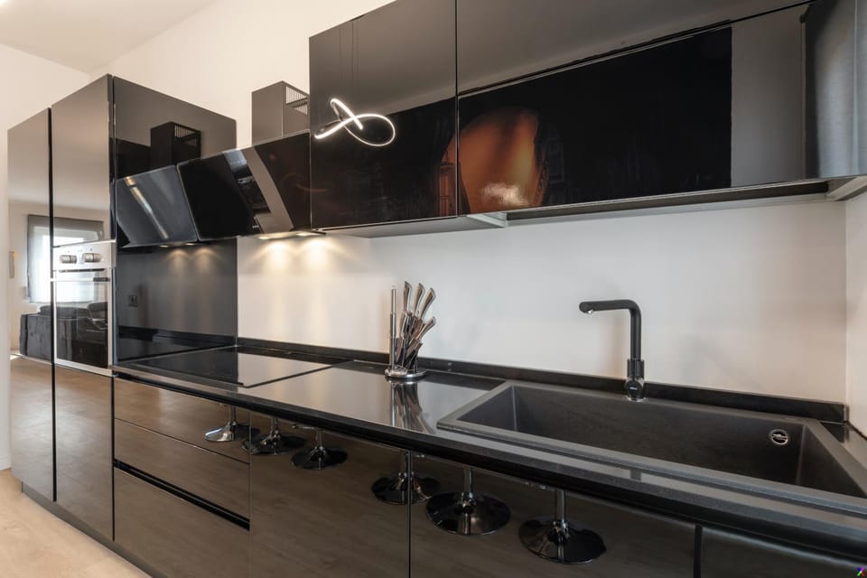 Kitchen or kitchenette, dishwasher, stove