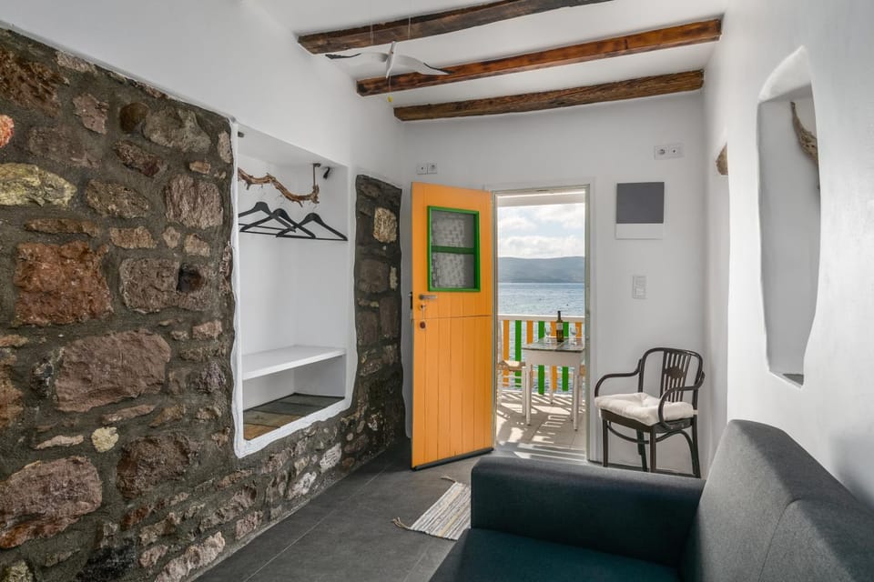 Akrogialis Sirma Klima House in Milos