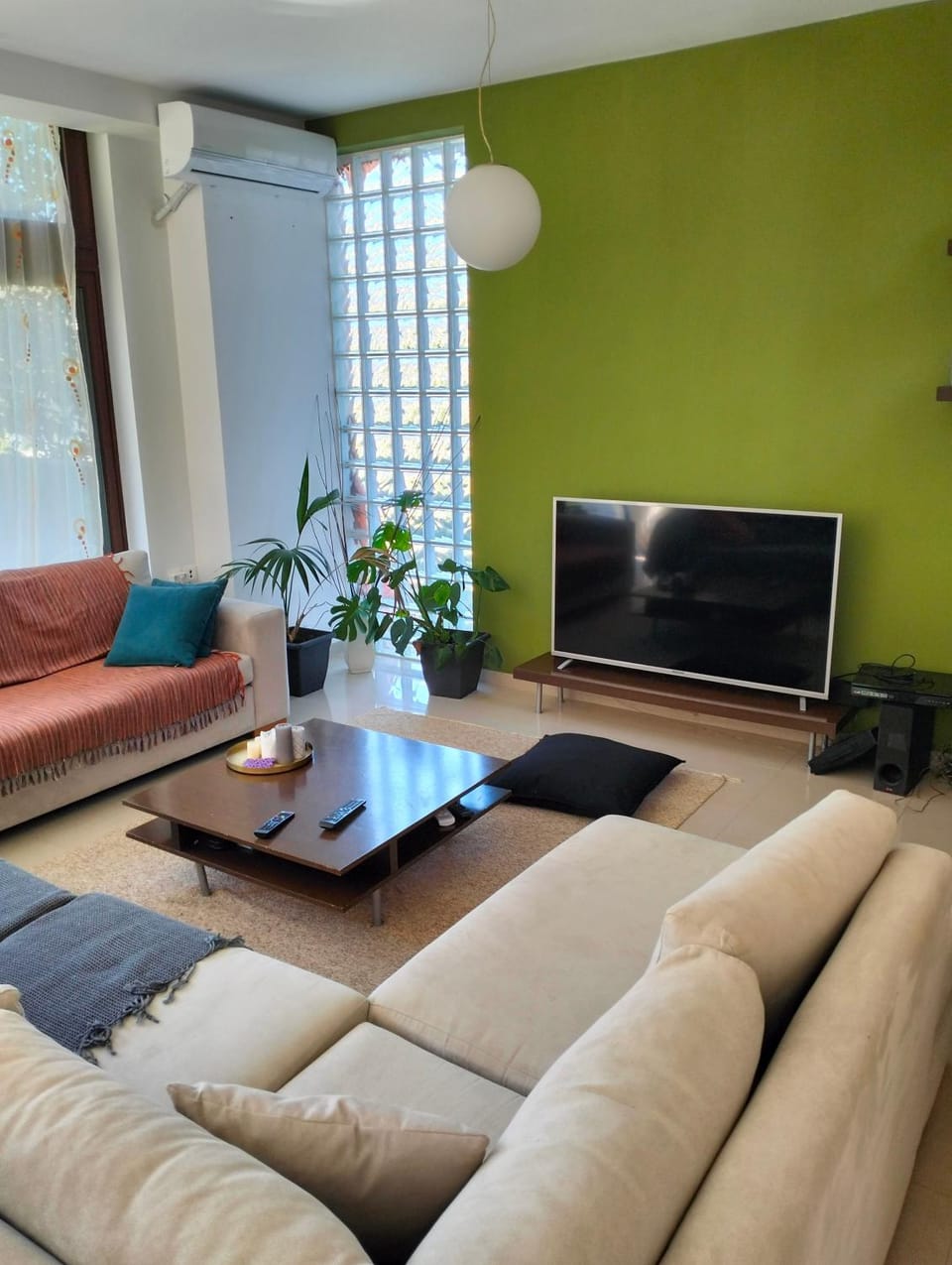 Communal lounge/ TV room