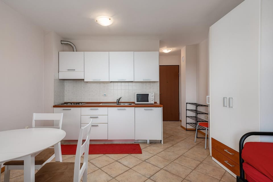 Kitchen or kitchenette, Dining area, minibar