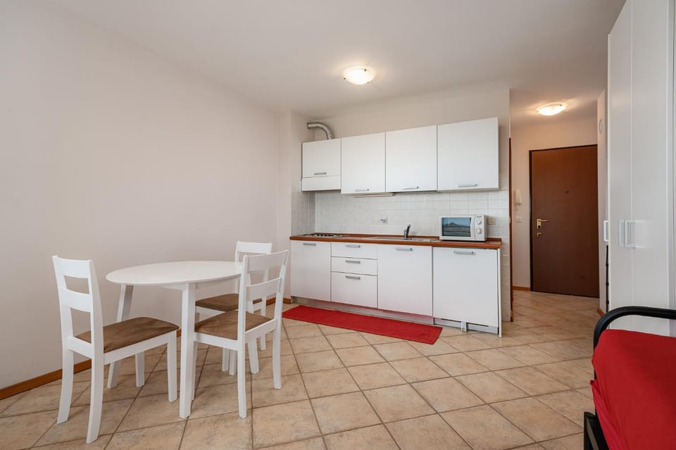 Kitchen or kitchenette, Dining area, minibar